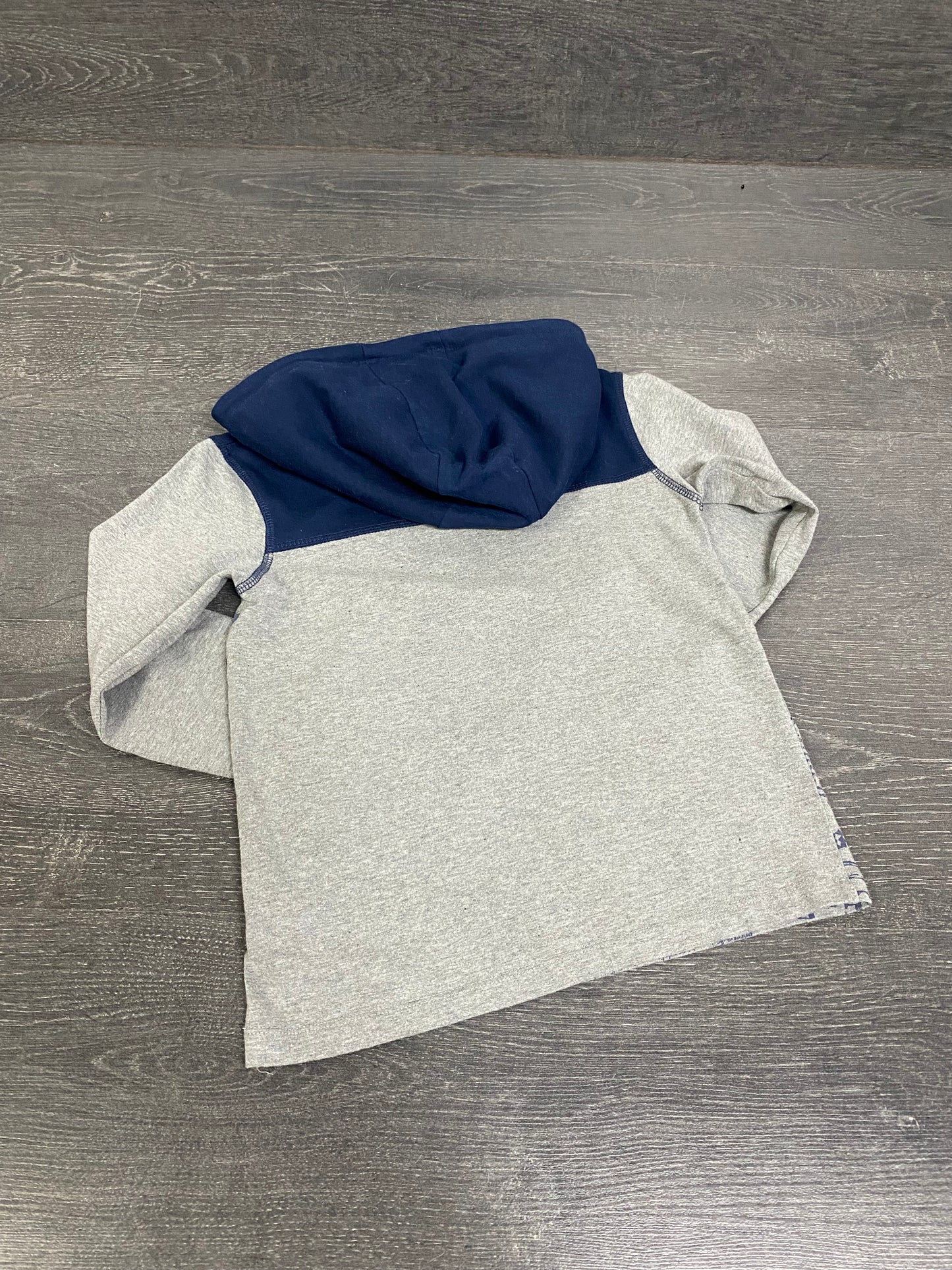 Friperie - 7 ans ( semble fait petit ) - nano - hoodie