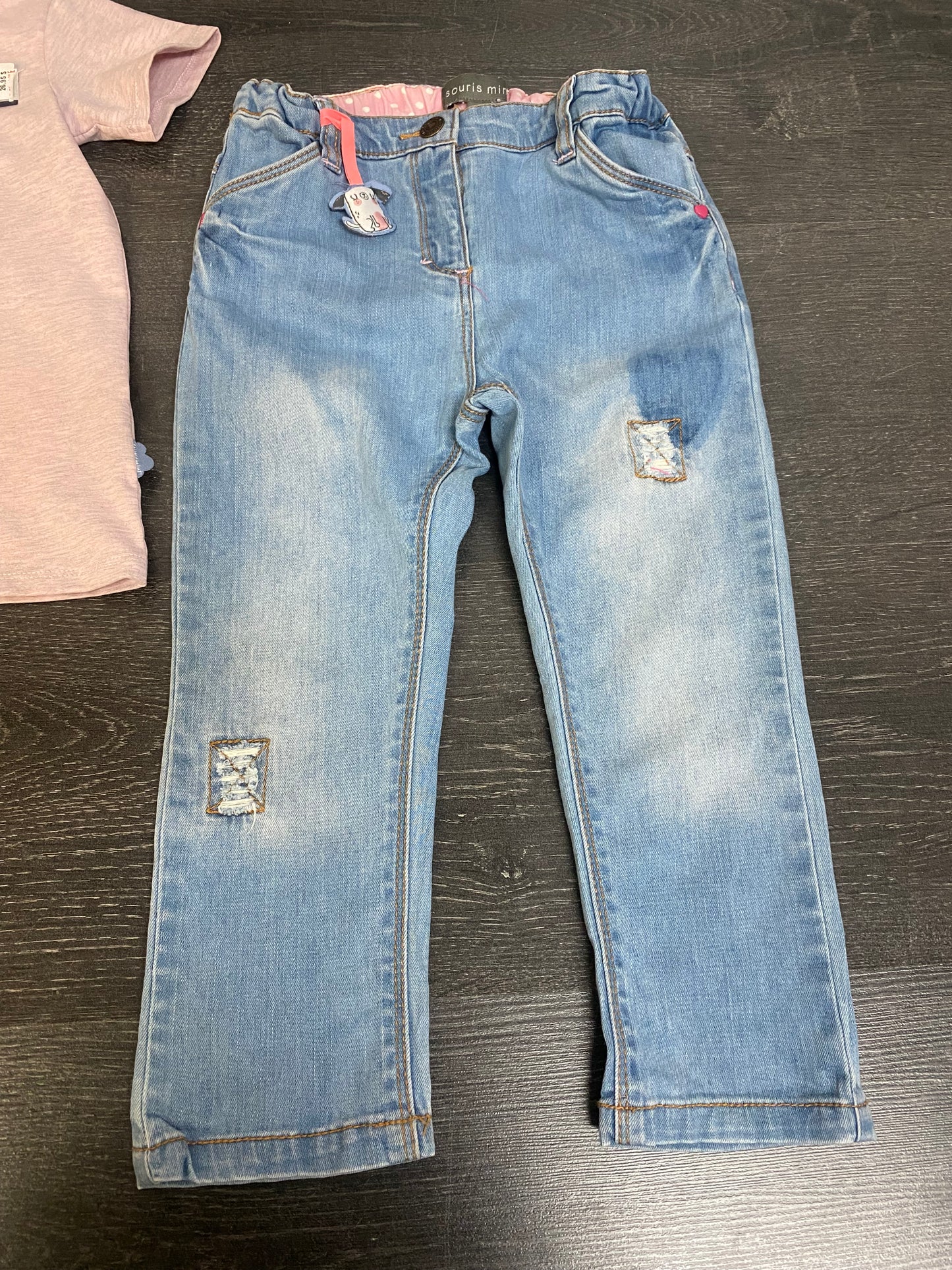 T-shirt neuf et jeans usagé ( mini defaut voir photos ) - 2-3 ans