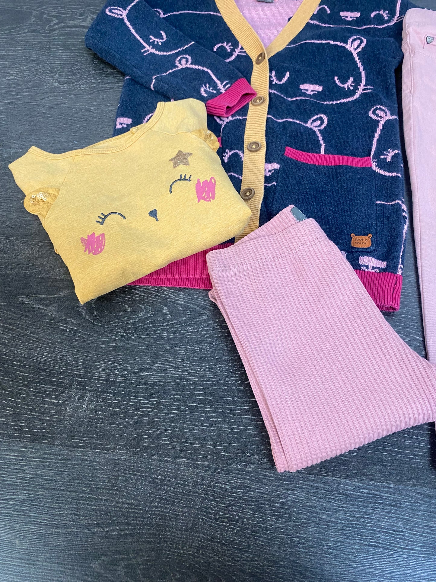 Friperie - bien lire ma description - 2 items imparfaits sur cette annonce - 4 ans - souris mini