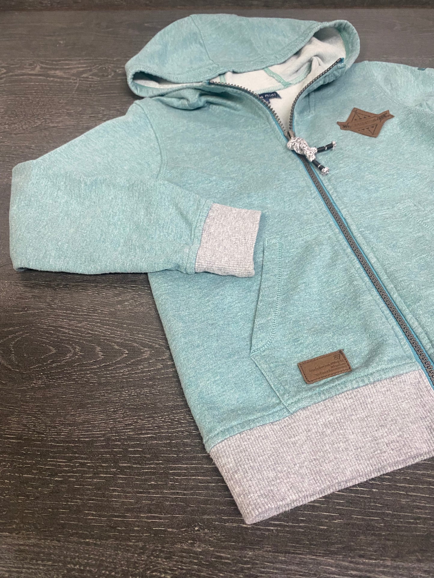 Friperie - veste capuchon - mini tache sur le poignet partira selon moi - 6 ans - souris mini