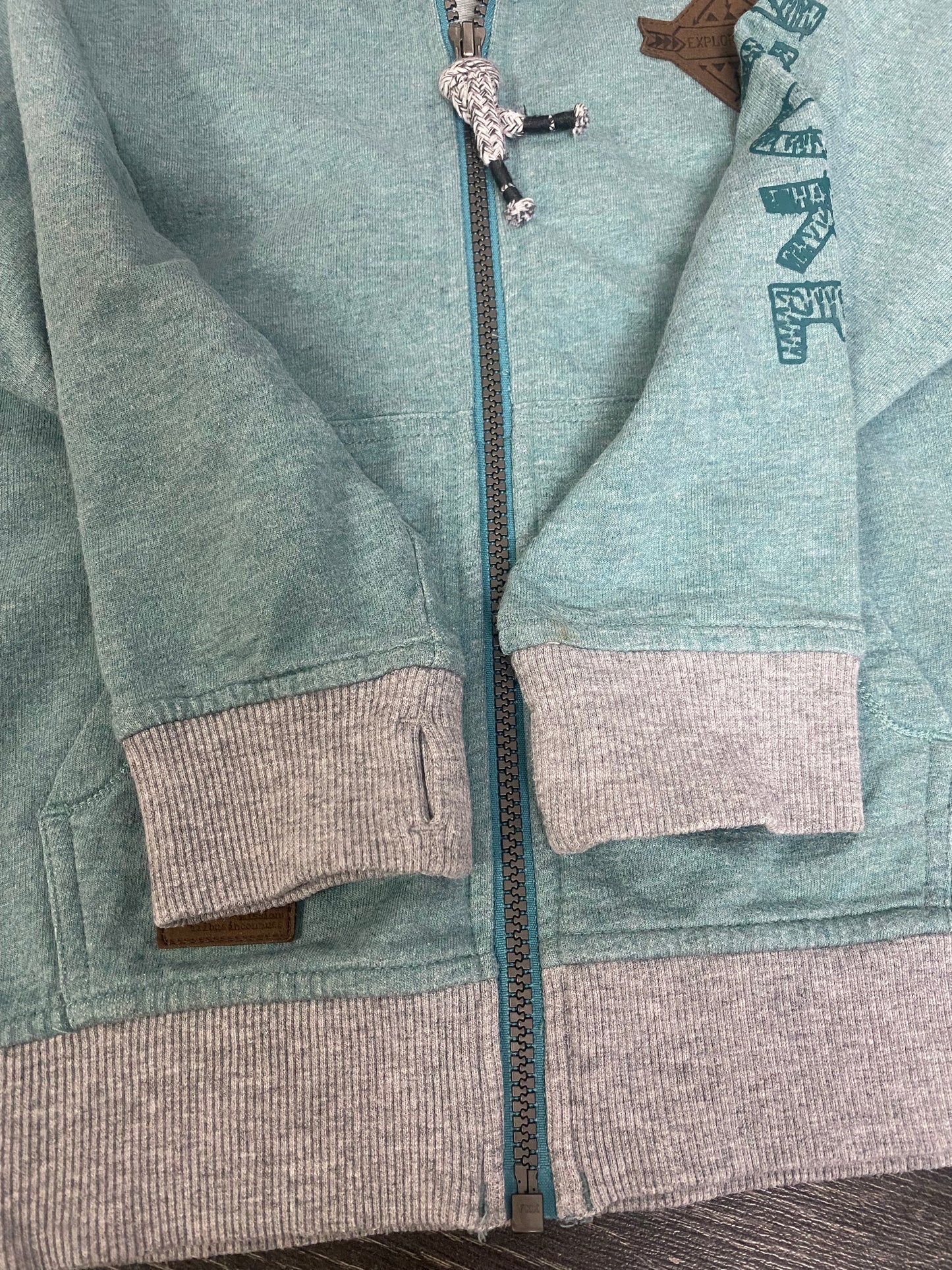 Friperie - veste capuchon - mini tache sur le poignet partira selon moi - 6 ans - souris mini