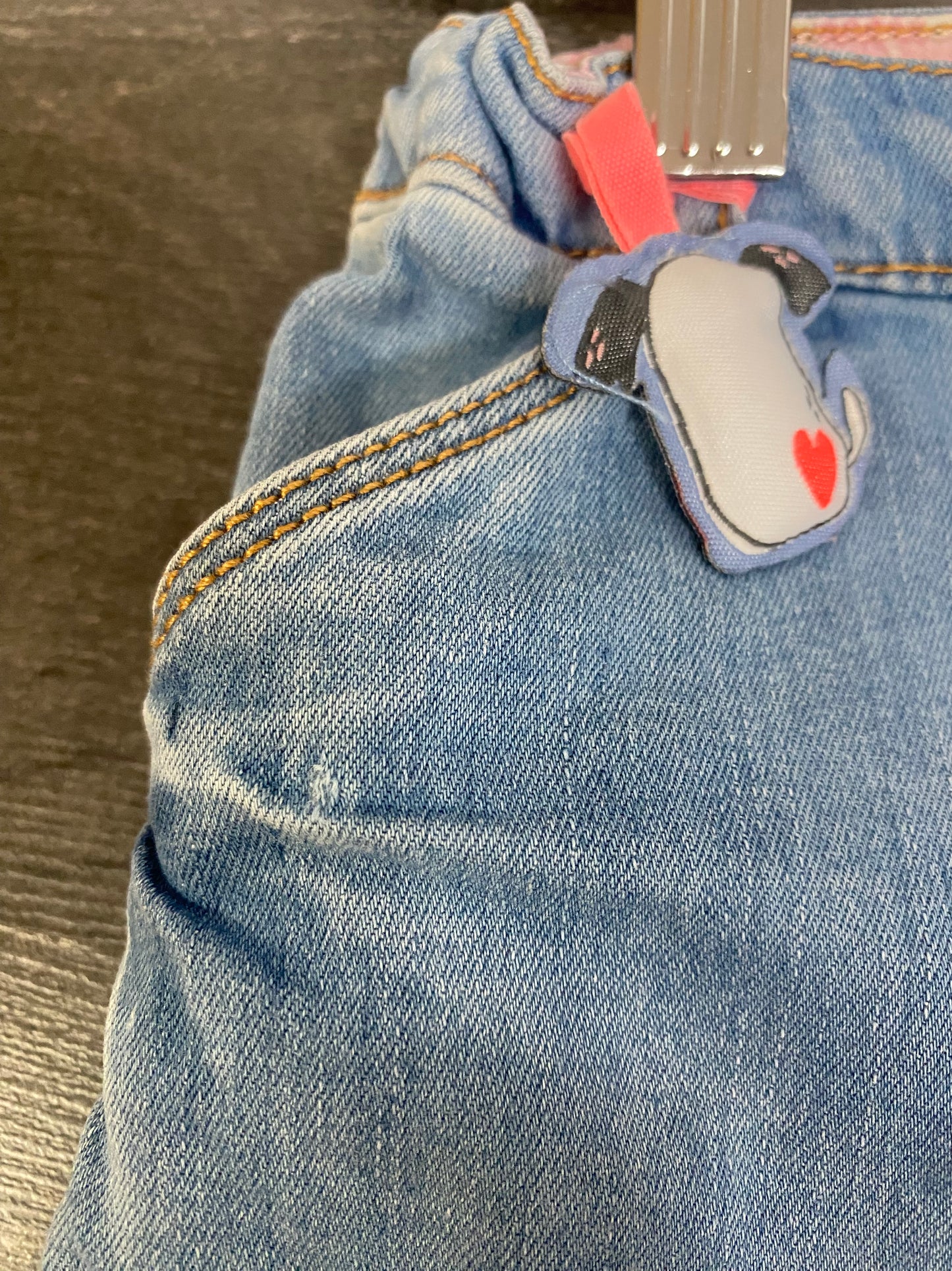 T-shirt neuf et jeans usagé ( mini defaut voir photos ) - 2-3 ans