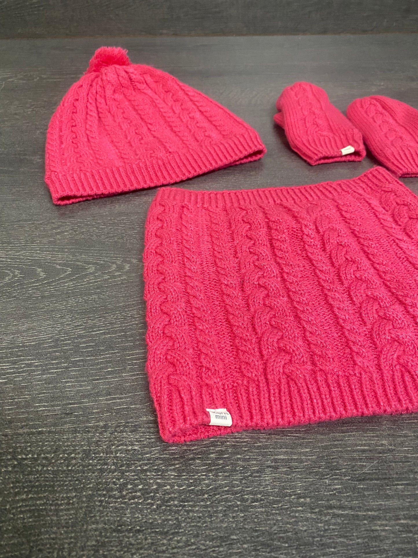 Friperie - tuque, cache cou et mitts - semble etre 2-5 enfant - souris mini