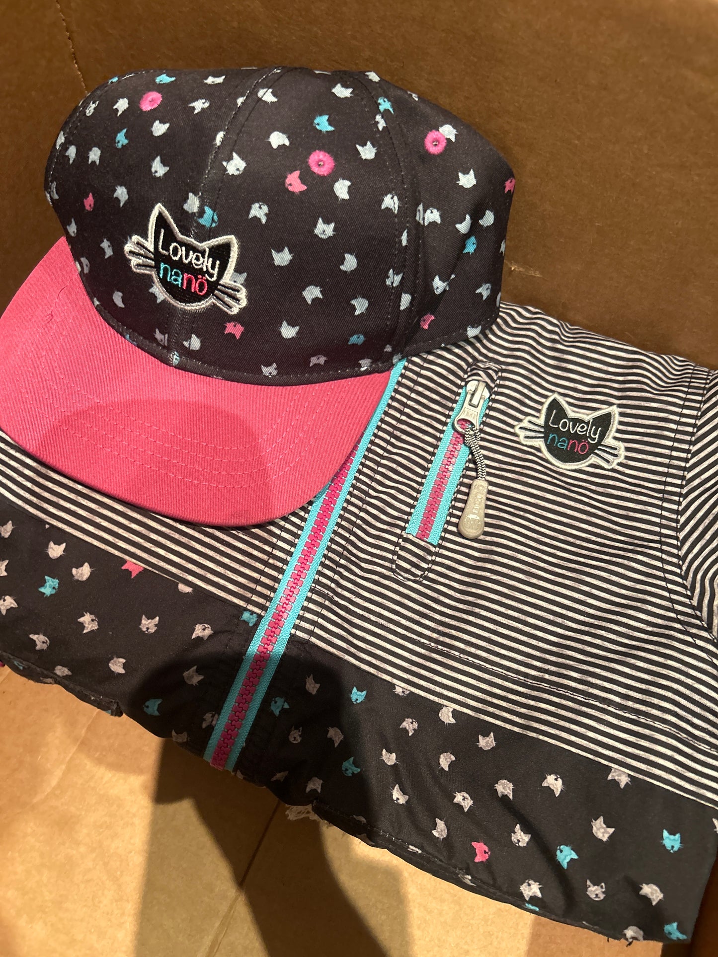 Vendu marie pierre Thomas Friperie - manteau automne - noir et fuschia - nano et sa casquette - 5 ans