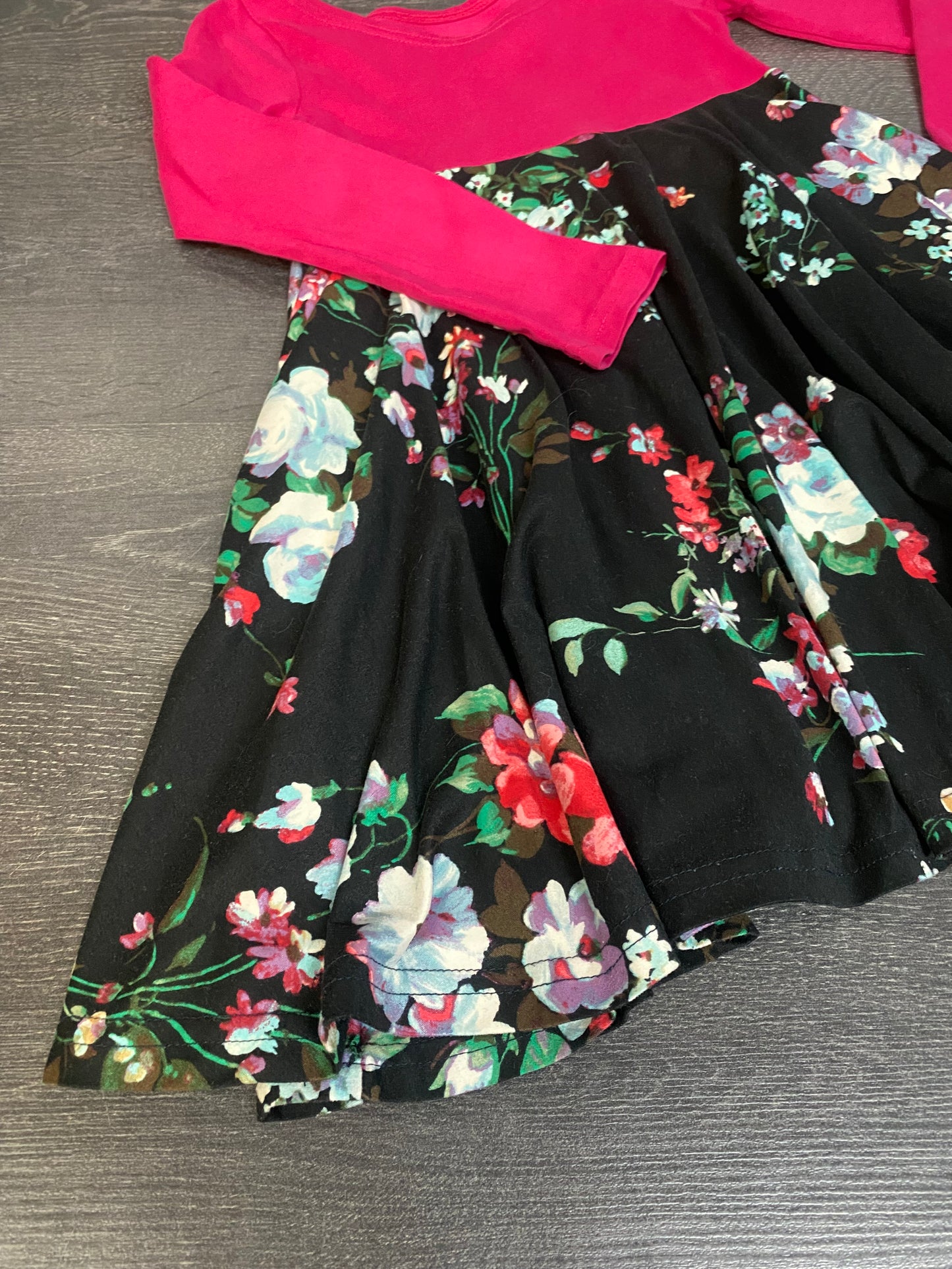 Friperie - robe qui tourne!!! - fait par une maman - mini tache au poignet voir photo - 6-7 ans