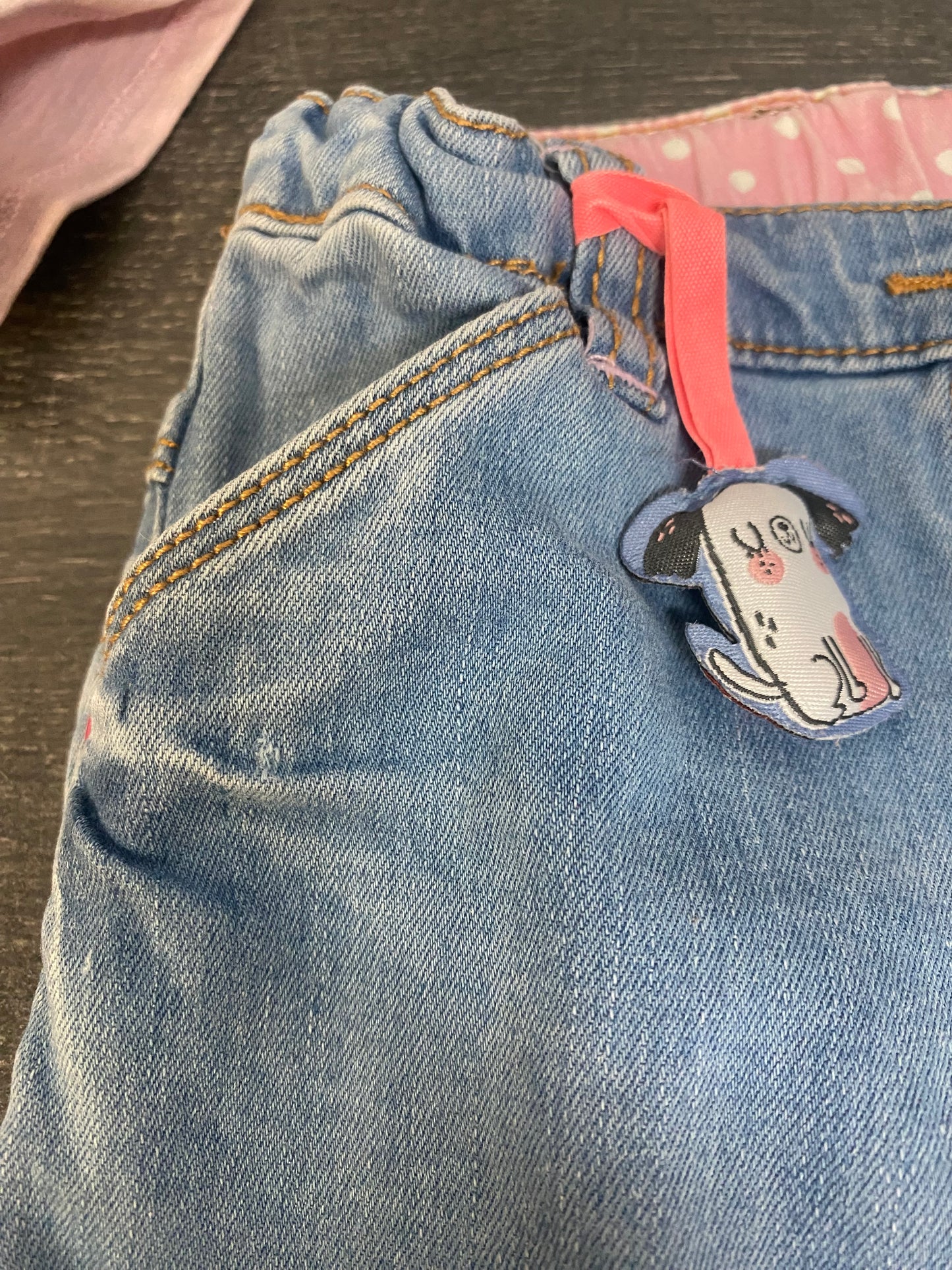 T-shirt neuf et jeans usagé ( mini defaut voir photos ) - 2-3 ans