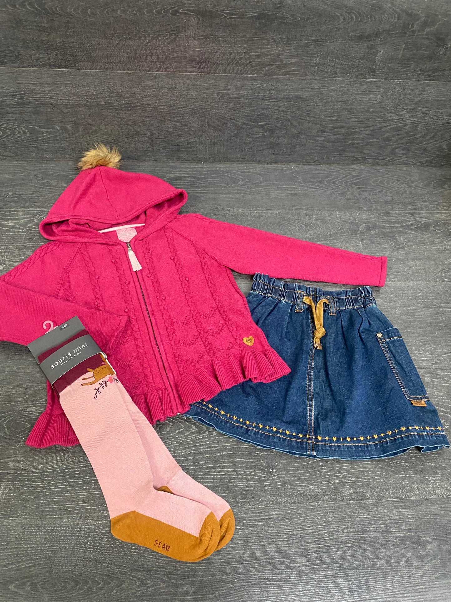 Neuf, comme neuf et tres bel etat - veste, jupe et collant - souris mini - 6 ans - collant 5-6 ans