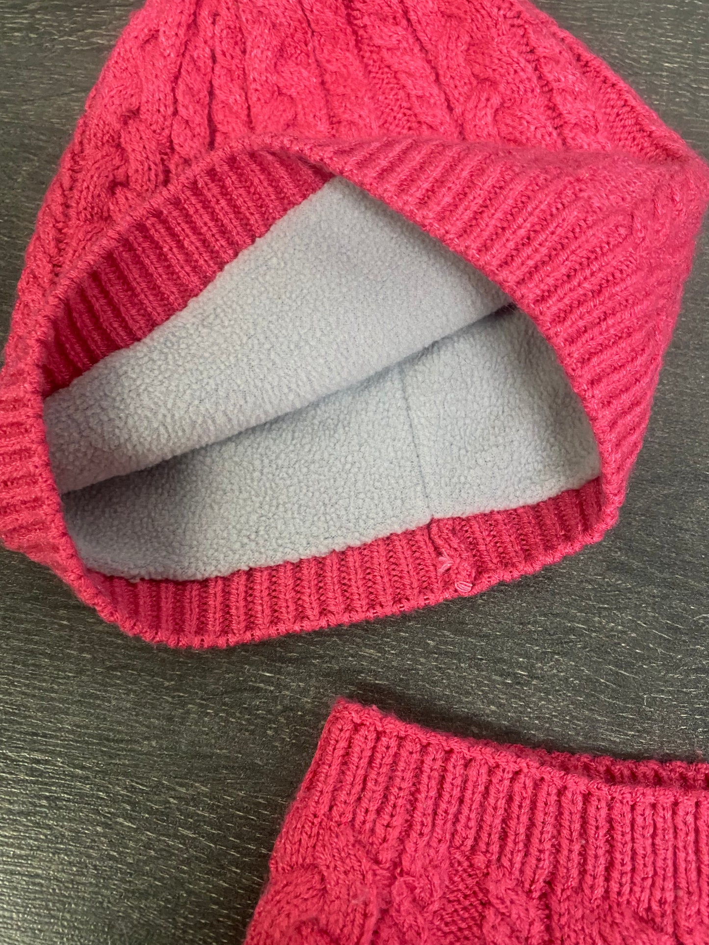 Friperie - tuque, cache cou et mitts - semble etre 2-5 enfant - souris mini
