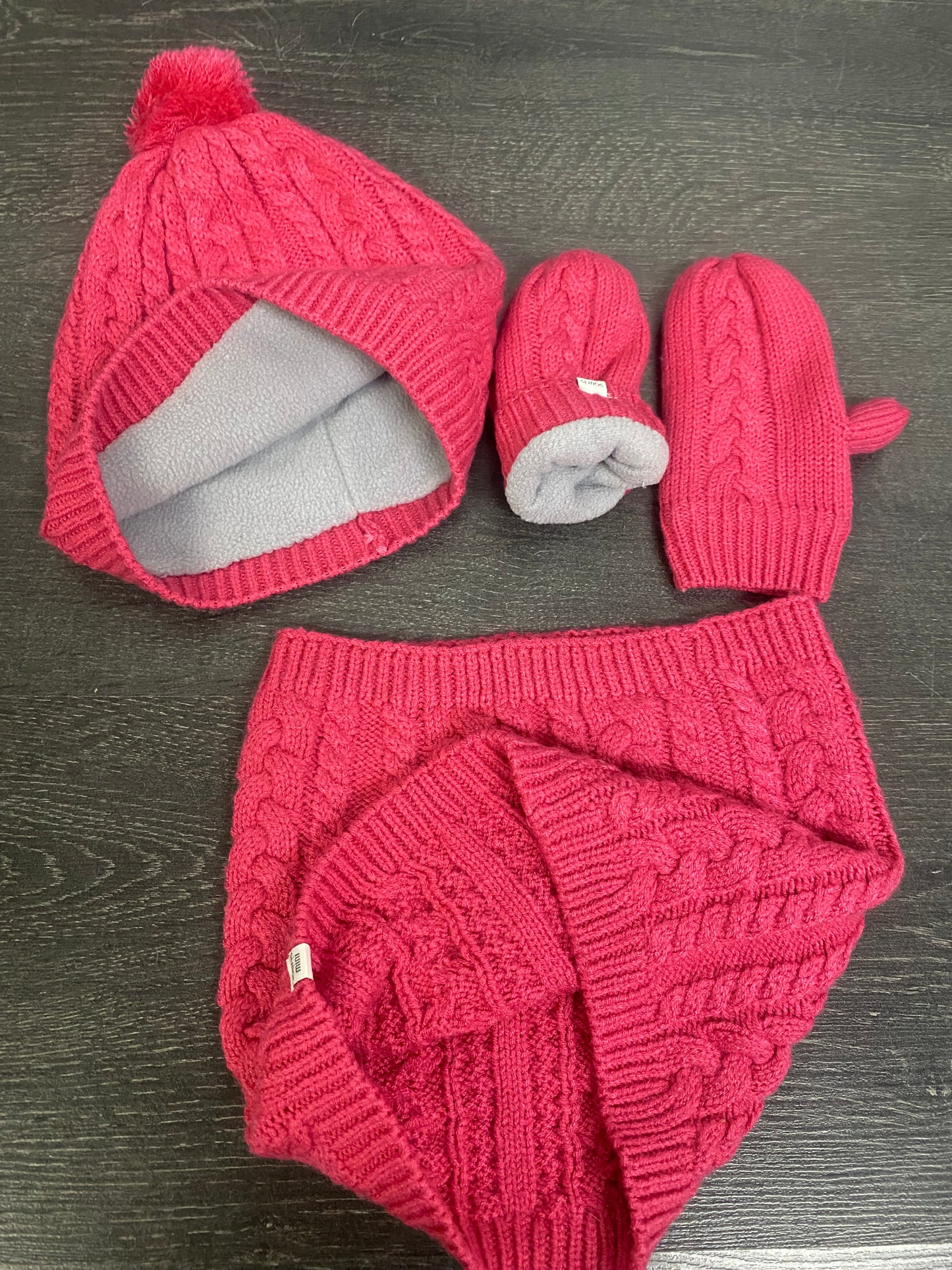 Friperie - tuque, cache cou et mitts - semble etre 2-5 enfant - souris mini