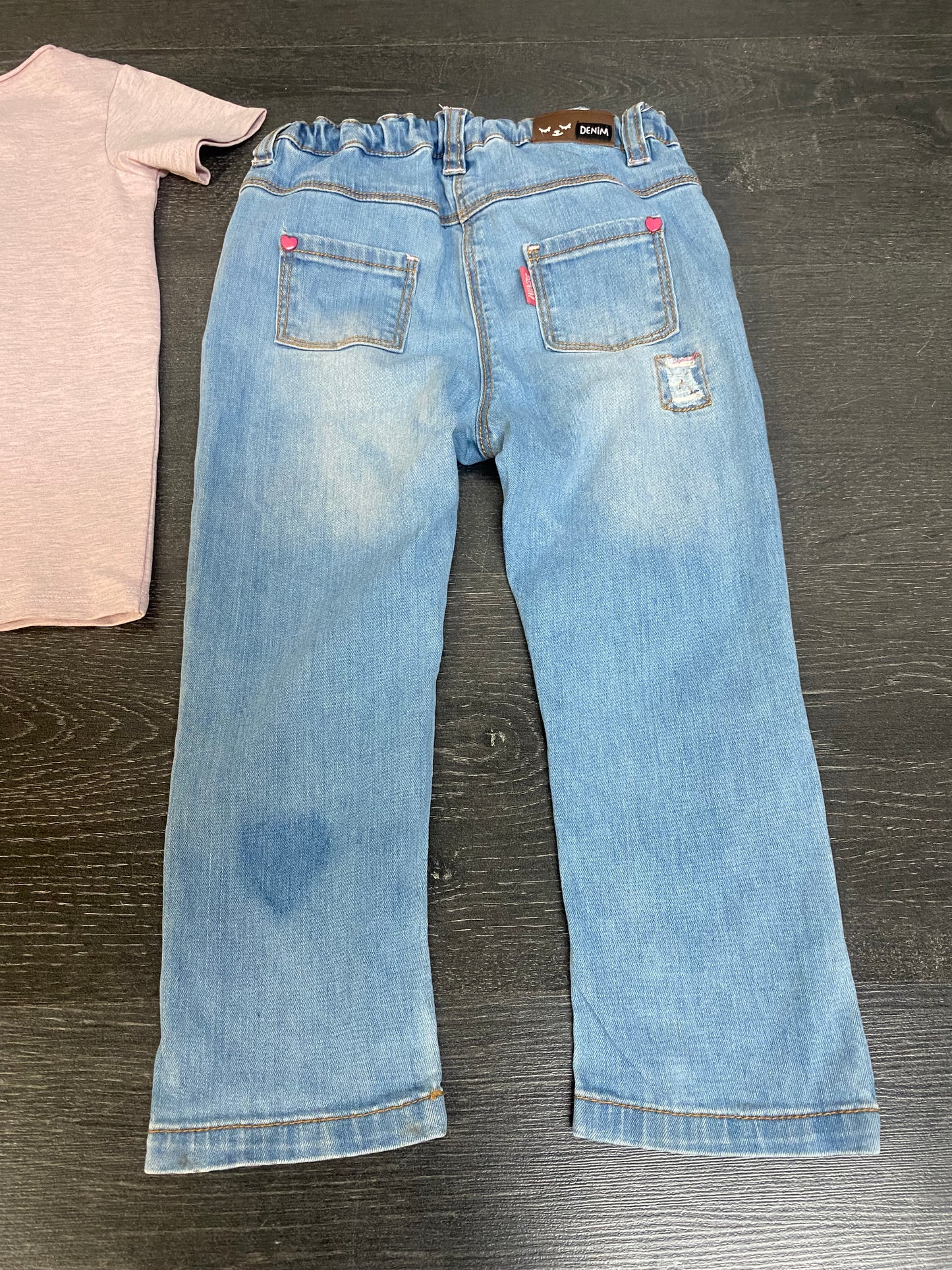 T-shirt neuf et jeans usagé ( mini defaut voir photos ) - 2-3 ans