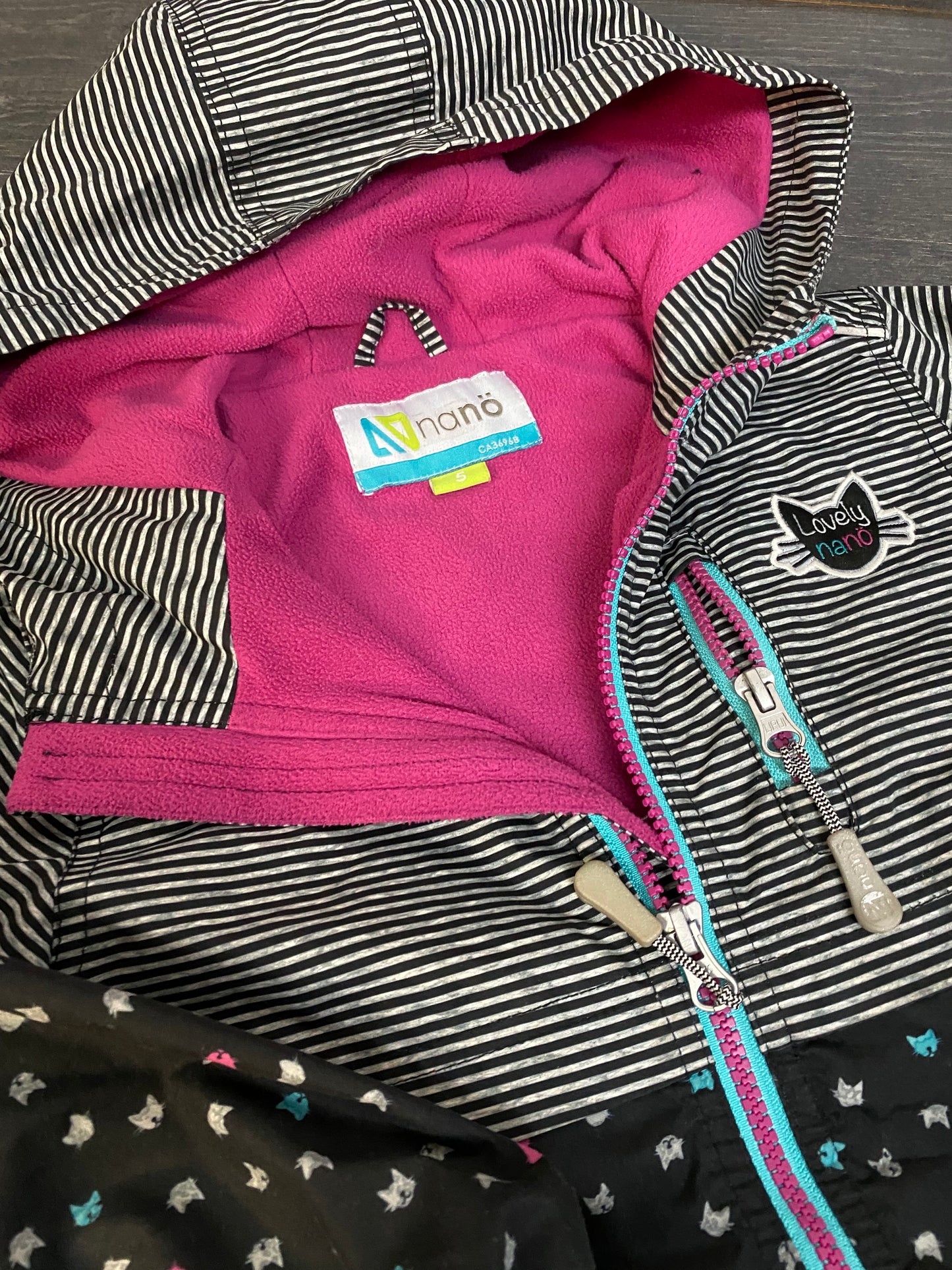 Friperie - manteau automne - noir et fuschia - nano - 5 ans