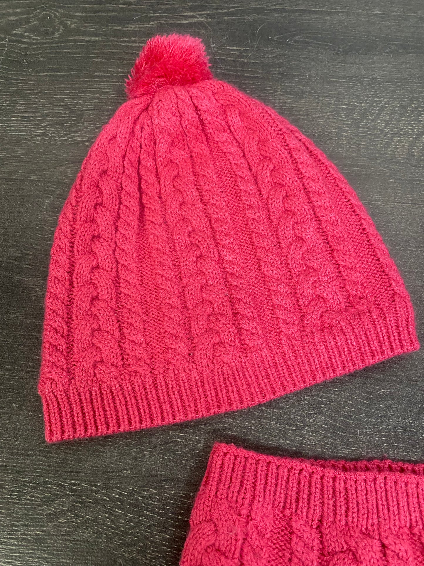 Friperie - tuque, cache cou et mitts - semble etre 2-5 enfant - souris mini