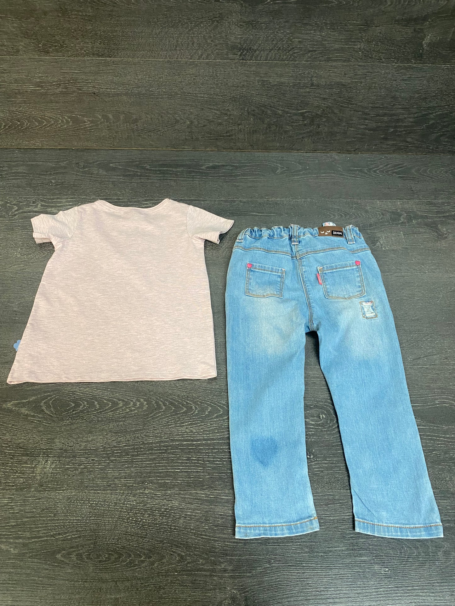 T-shirt neuf et jeans usagé ( mini defaut voir photos ) - 2-3 ans