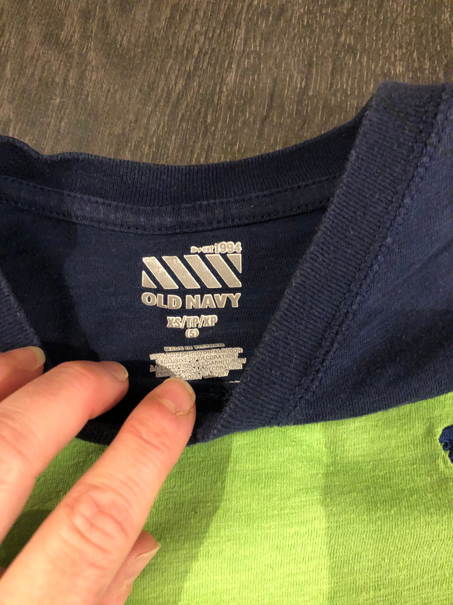 Chandail manches courtes - old navy - xs 5 ans