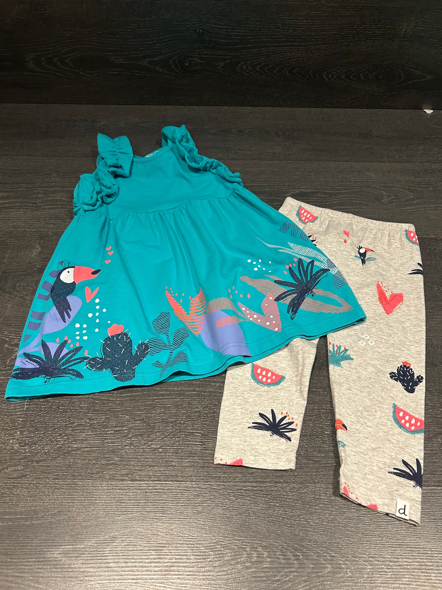 Vendu  - Friperie - tunique comme neuf et legging très bel état - 2x2 - 4 ans
