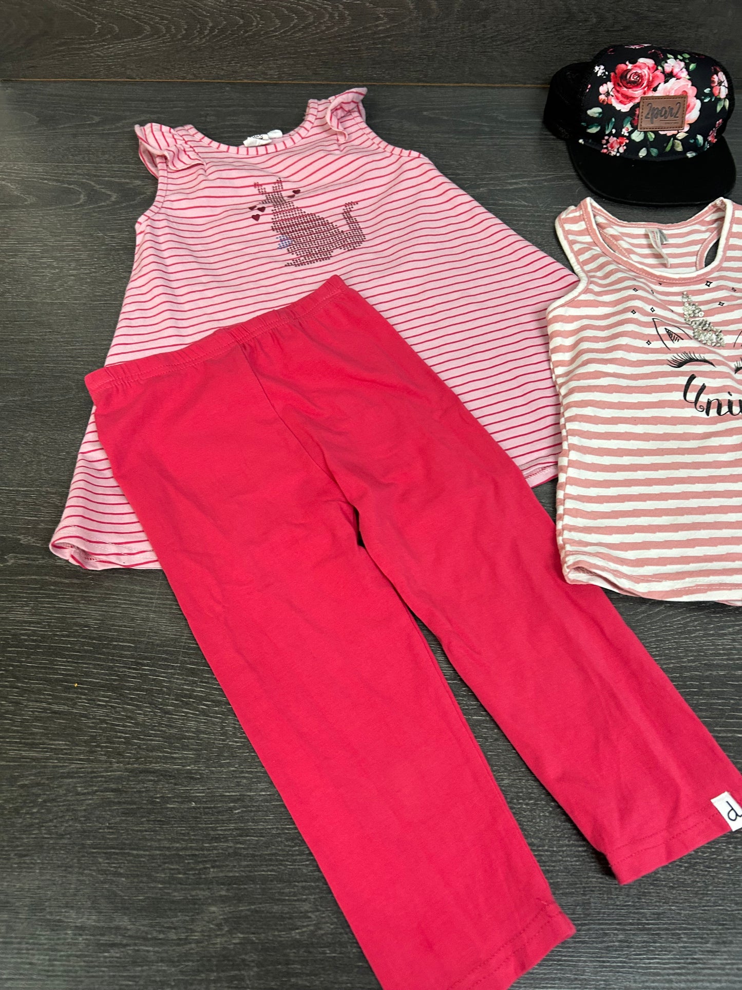 Lot été - 5 ans - 2x2  - et 1 short h&m - neuf, comme neuf et usagé très bel état