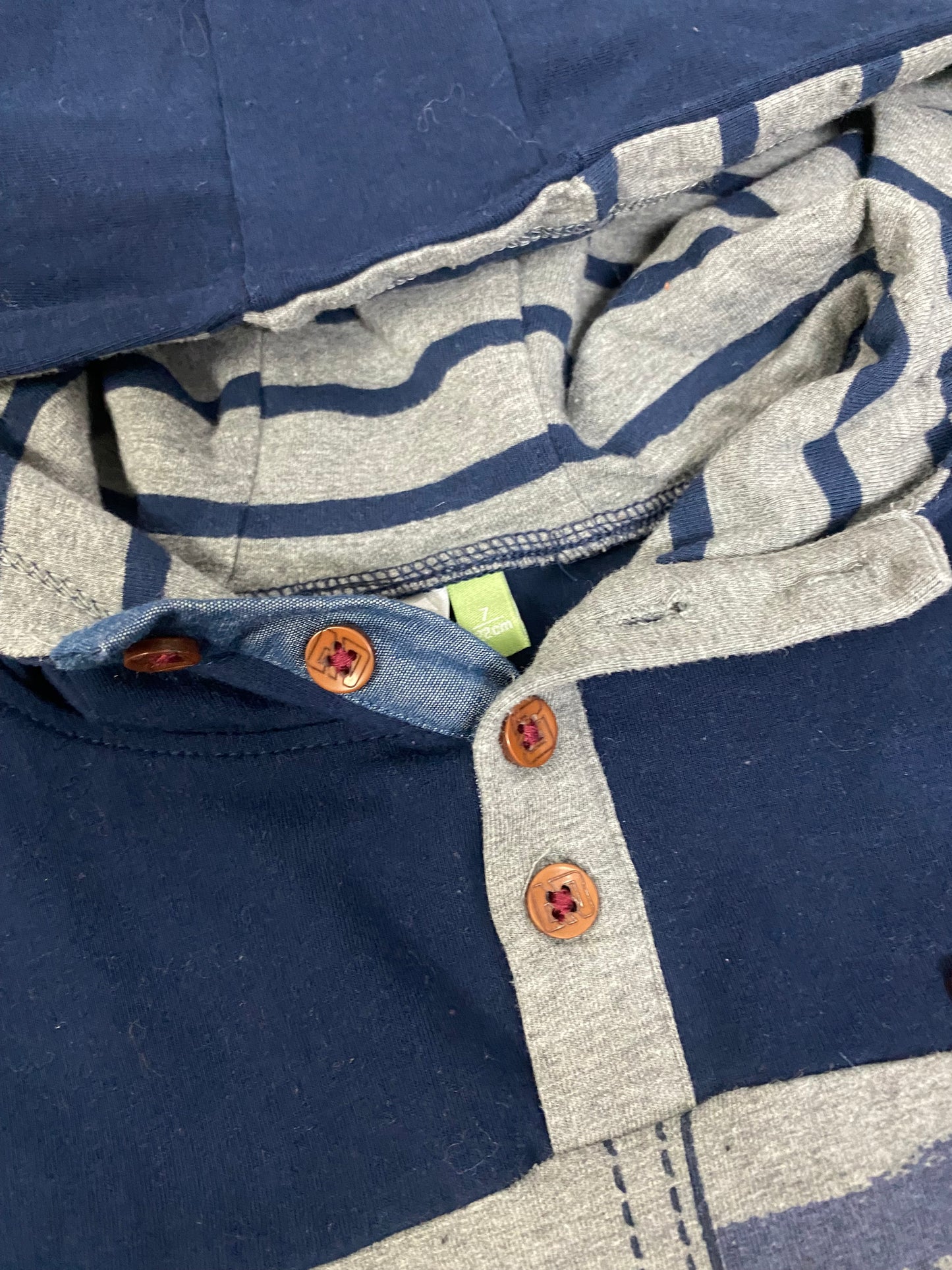 Friperie - 7 ans ( semble fait petit ) - nano - hoodie