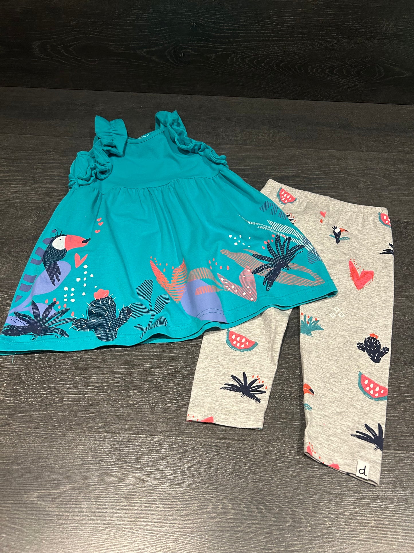 Vendu  - Friperie - tunique comme neuf et legging très bel état - 2x2 - 4 ans