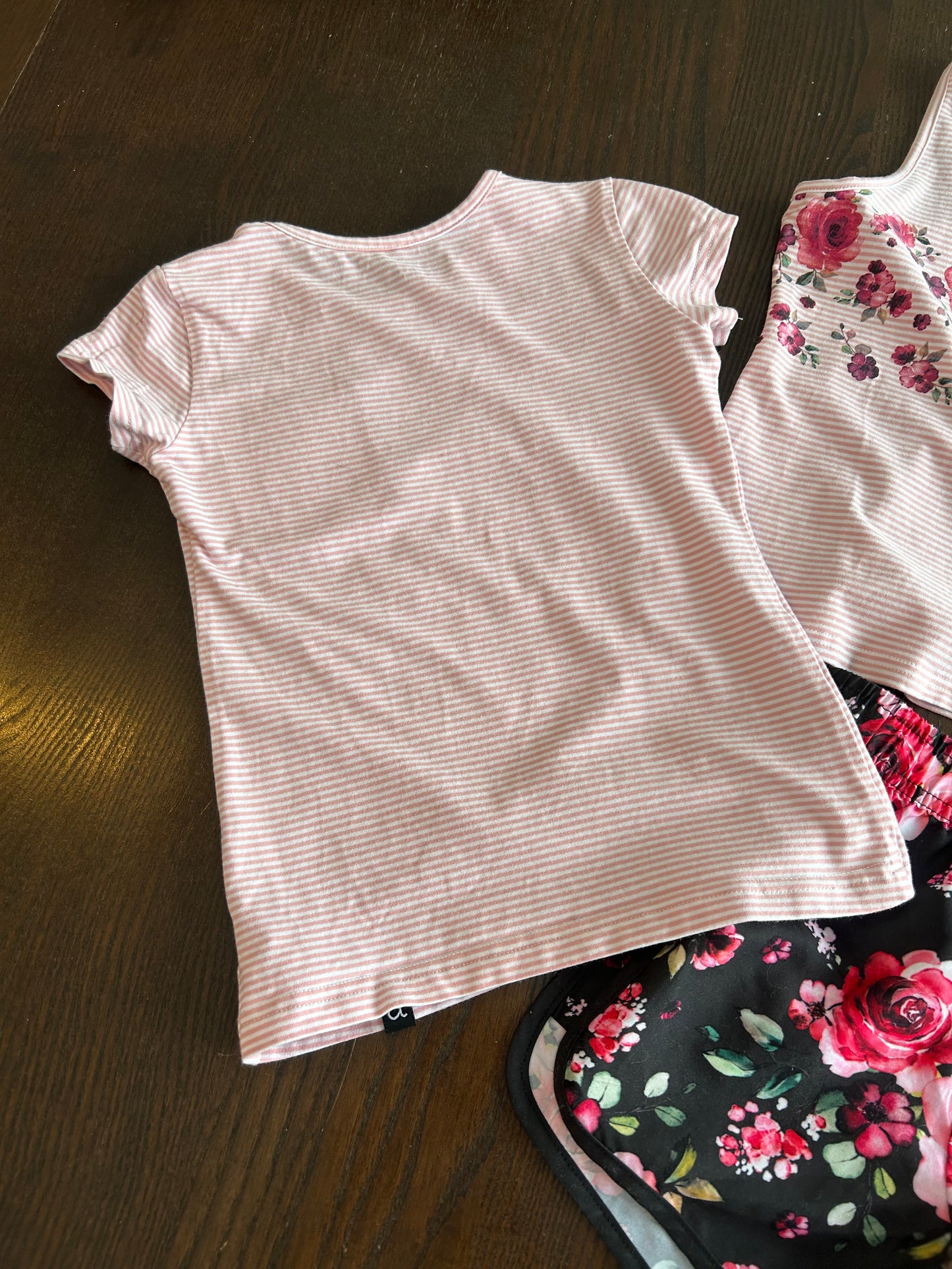 Neuf et usagé - short- cami et t shirt - 6 ans -
