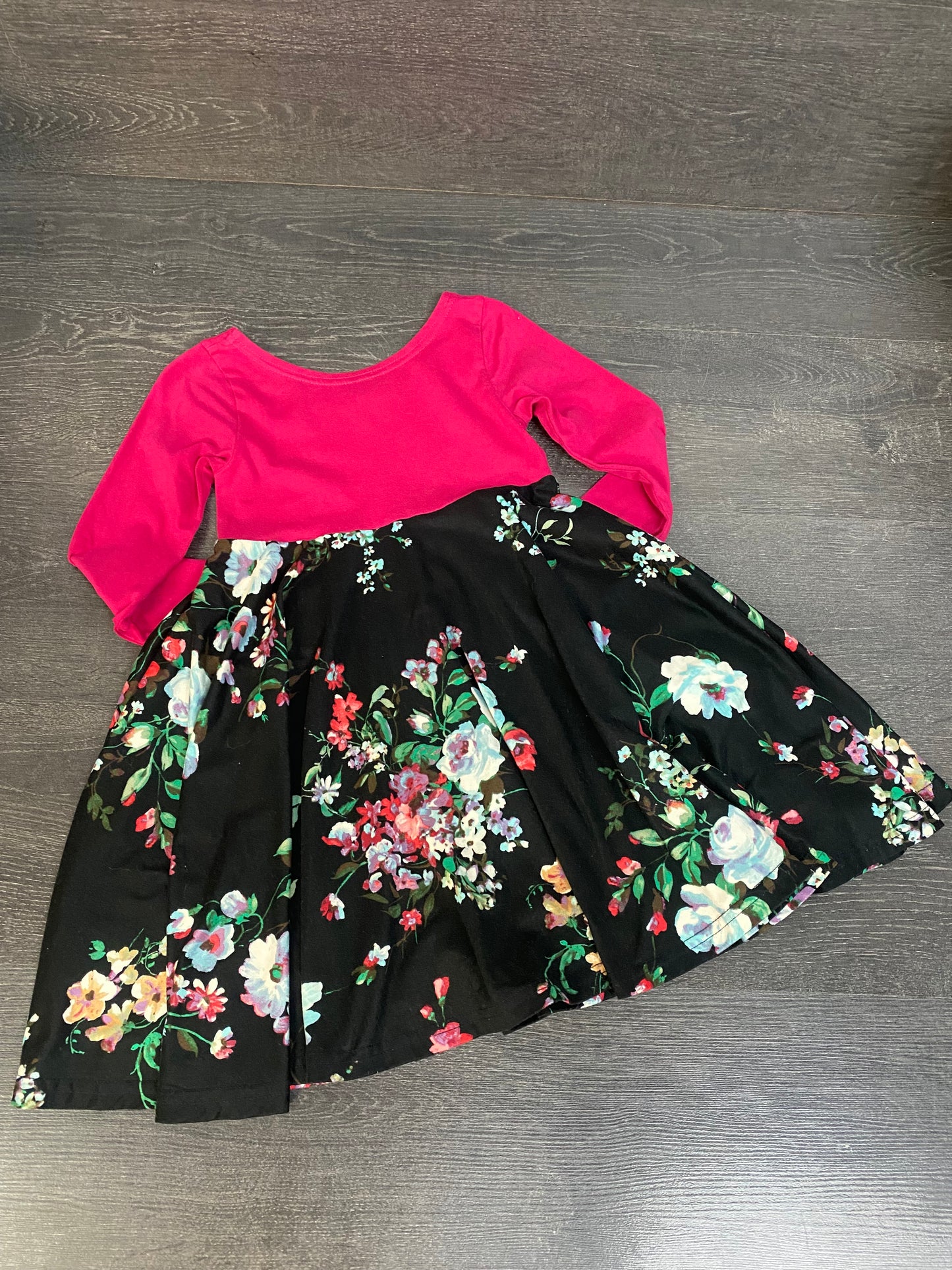 Friperie - robe qui tourne!!! - fait par une maman - mini tache au poignet voir photo - 6-7 ans