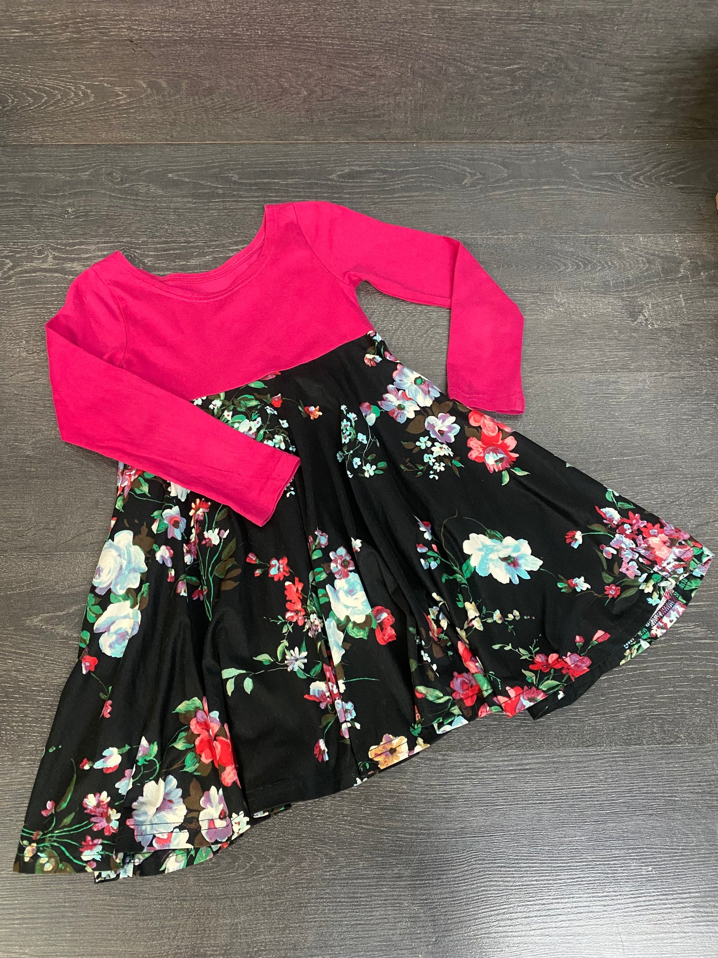 Friperie - robe qui tourne!!! - fait par une maman - mini tache au poignet voir photo - 6-7 ans