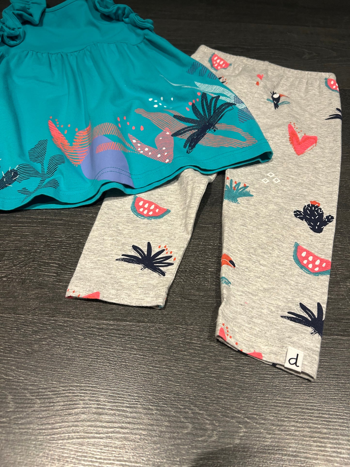 Vendu  - Friperie - tunique comme neuf et legging très bel état - 2x2 - 4 ans