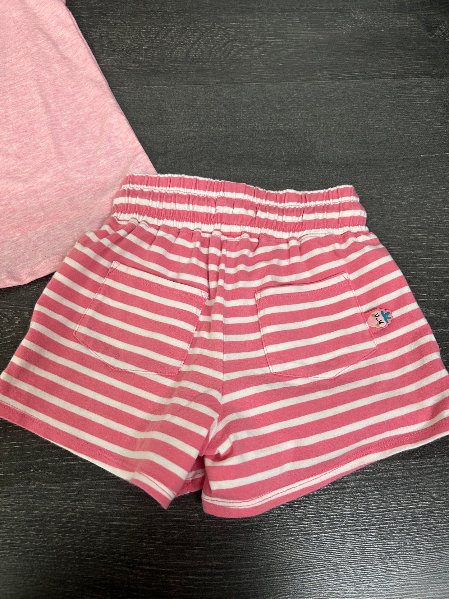 Neuf et usagé - Souris Mini - 5 ans - camisole neuve - short usagé tres bel état -