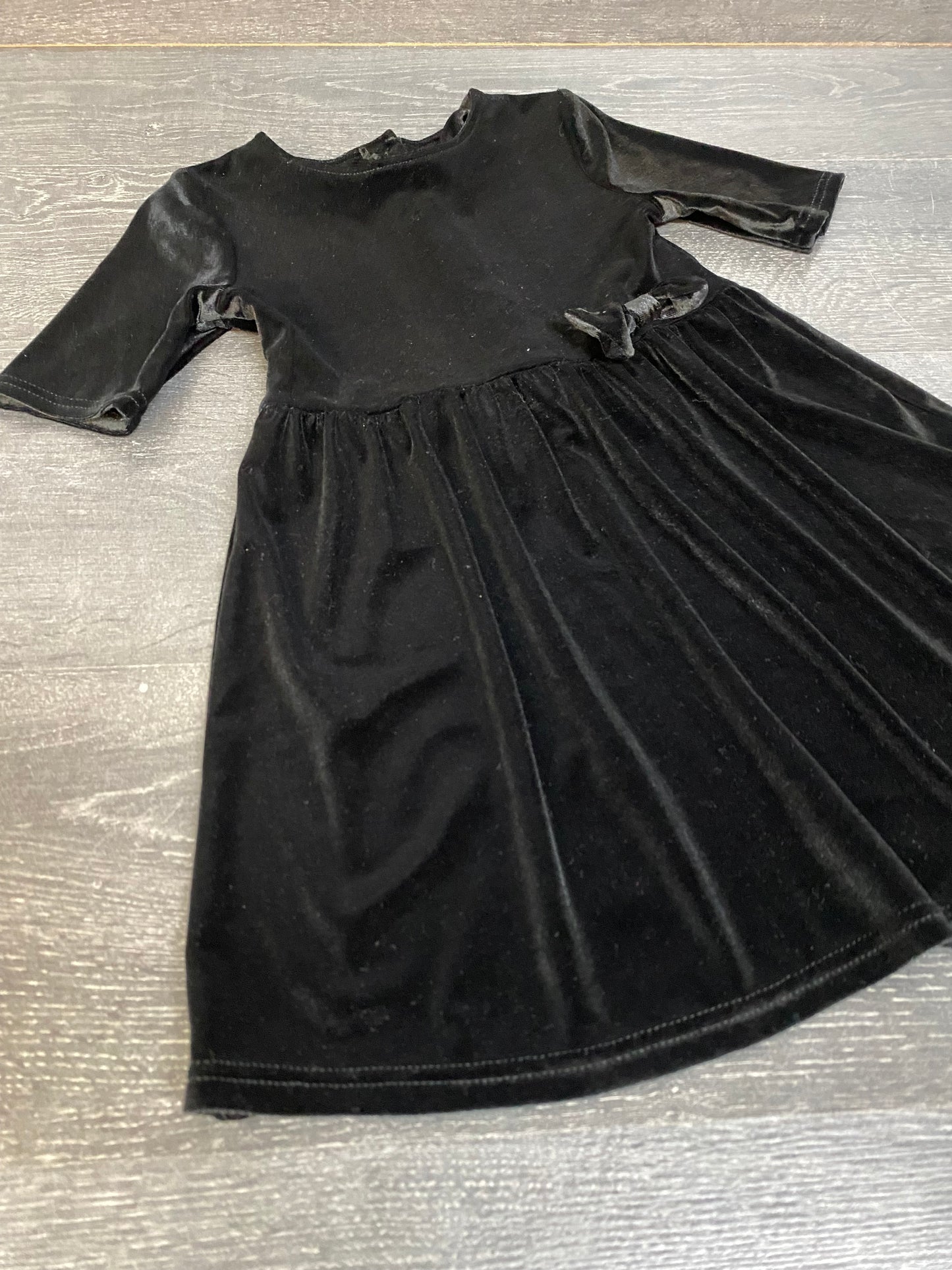 Friperie - robe de velours noire - chat botté - 5 ans