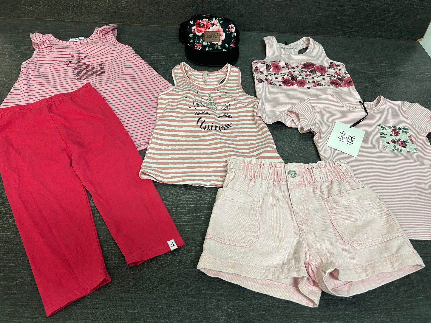 Lot été - 5 ans - 2x2  - et 1 short h&m - neuf, comme neuf et usagé très bel état