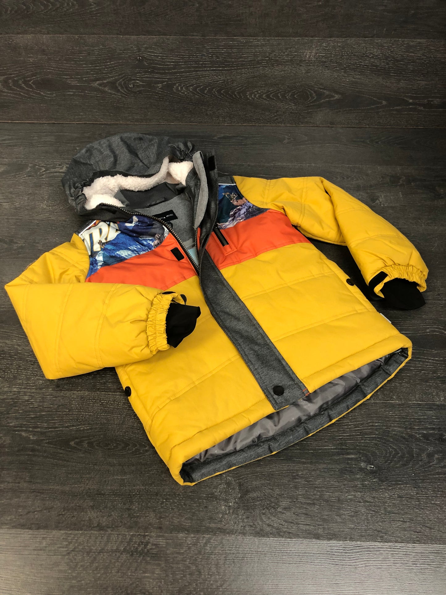 Manteau jaune - sourismini - 10 ans