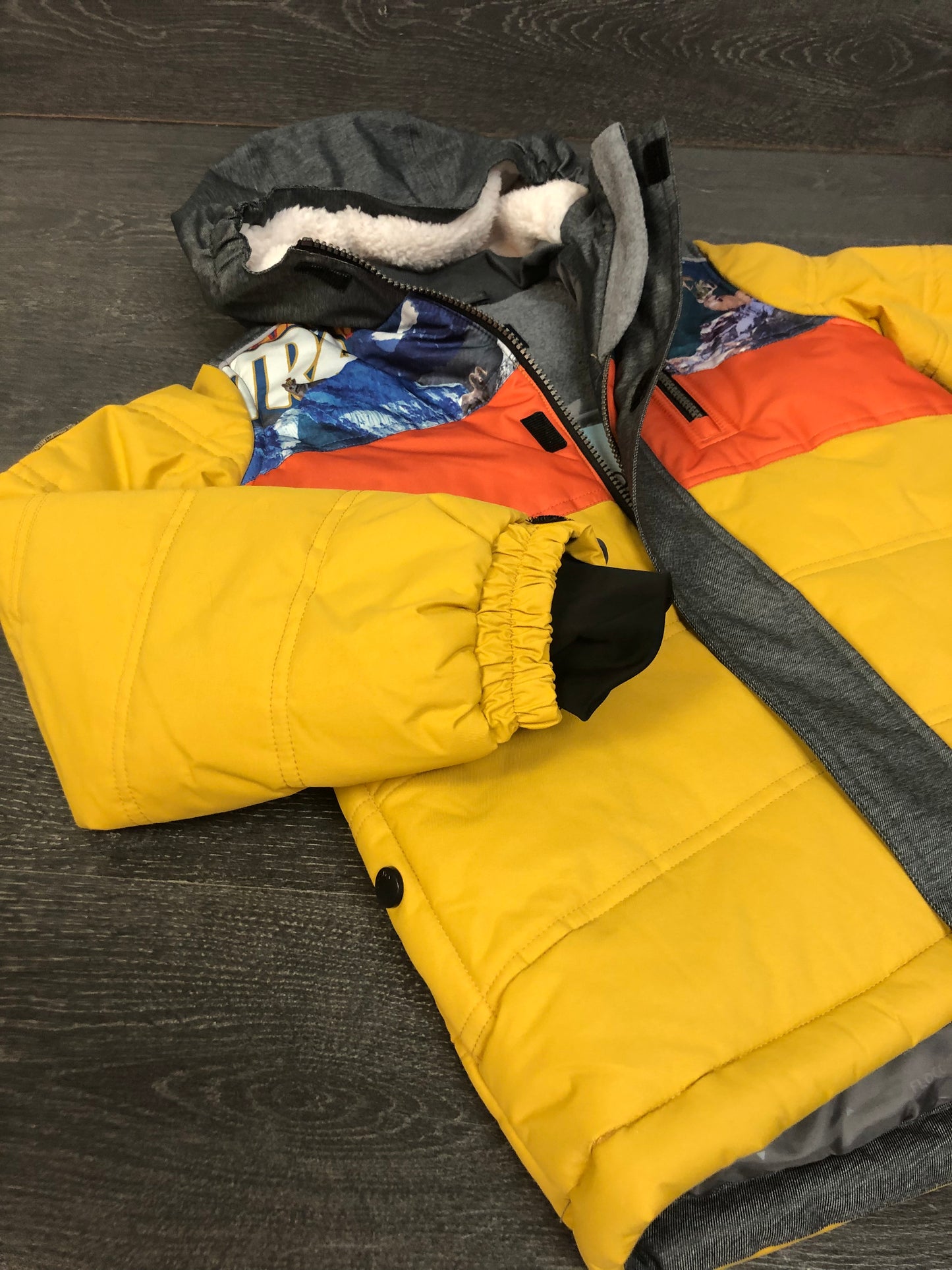 Manteau jaune - sourismini - 10 ans